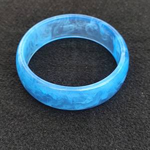 Bracelet jonc en résine bleue fait main, large et rétro, joncs en résine personnalisés - Product Image 4