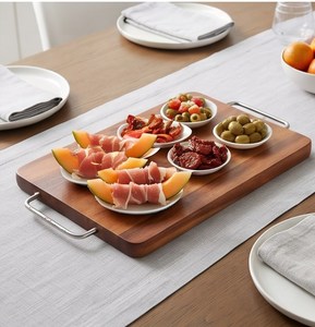 Tabla de cortar rectangular de madera con asas de metal, bloque de corte de madera natural con vetas. - Product Image 2