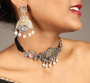 Conjunto de gargantilla de plata oxidada de dos tonos con piedra rosa |   Collar de Gargantilla Tribal Indio |   Joyería Boho de Estilo Distintivo |   Joyería Étnica para Bodas - Product Image 1