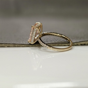 Anillo de Compromiso con Diamante de Laboratorio de Corte Radiante de 3 Quilates, Color Rosa Fantasía, Oro Amarillo de 14K, Certificado IGI, para Bodas y Aniversarios - Product Image 4