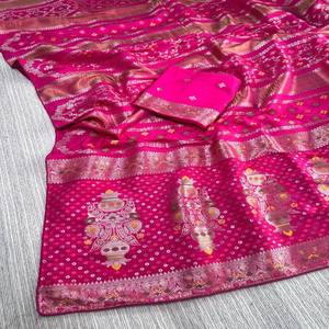 Sari VASTRA COTTAGE en viscose Georgette Pure Chinya avec tissage Jari doré, pallu floral riche et blouse contrastante teinte à la main - Product Image 2