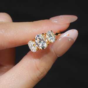 Anillo de compromiso y boda unisex de plata S925 con tres piedras de moissanita de corte ovalado de 4 quilates, engaste de garra, el más vendido - Product Image 4