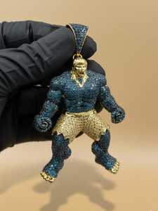 จี้รูปตัวการ์ตูนเงินแท้ชุบทอง 18K ประดับเพชรโมอิสซาไนต์สีน้ำเงินทรงกลมเจียระไนแบบเหลี่ยมเจียรคมสไตล์ฮิปฮอปสำหรับผู้ชาย - Product Image 6