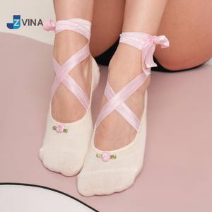 Calcetines de agarre para Pilates Reformer con correa decorativa de lazo, personalizados, de alta calidad, de Spandex/Nylon, compresión en el tobillo Clase 2, ajuste ceñido - Product Image 6