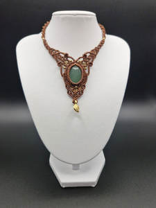 Collier Macramé Vintage Style Forêt avec Pierre Aventurine Verte et Breloque Feuille d'Or, Bijoux Bohèmes Faits Main - Product Image 4