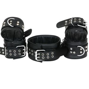 Conjunto de Collar y Esposas de Cuero Negro con Hebillas y Anillos Metálicos - Product Image 1