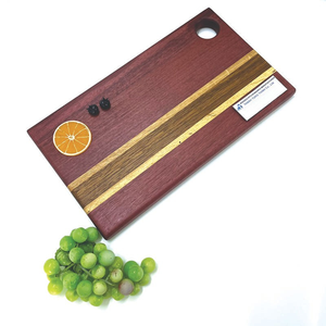 Planche à découper en bois artisanale avec incrustation de rayures dorées pour la cuisine - Product Image 3