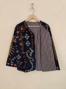 เสื้อแจ็คเก็ตผ้าฝ้ายคอตั้งปักลายซูซานีสีน้ำเงินกรมท่า แต่งลายดอกไม้สไตล์วินเทจโบโฮ ทำมือ ของขวัญสำหรับเธอ - Product Image 3