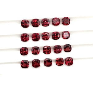 Pierre précieuse naturelle grenat du Mozambique, taille coussin carrée rouge facettée, plusieurs tailles disponibles pour la fabrication de bijoux - Product Image 1
