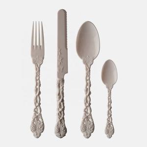 Increíble venta al por mayor Plata Mate pulido en relieve diseño restaurante cubiertos reutilizable redondo golpeando mango conjunto de boda - Product Image 1