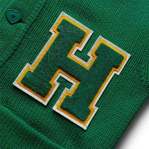 Cárdigan de punto con cuello en V verde para fraternidad, bordado de letras griegas, aplique de acrílico con la letra H, suéter de manga larga para hombre, estilo universitario. - Product Image 5