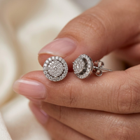 Parfaites boucles d'oreilles clous en or blanc massif 18 carats avec diamants, monture halo en grappe ronde, avec marquage d'origine et certificat