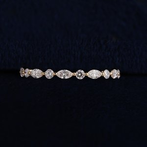 Anillo de Eternidad Apilable con Diamantes Cultivados en Laboratorio, Corte Marquesa y Redondo, en Oro de 14K y 18K - Product Image 1