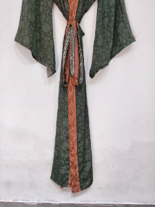 Robe kimono de luxe en soie patchwork, cache-maillot de bain, tenue de nuit, longue robe, kimono indien vintage fait main en soie de sari recyclée - Product Image 3