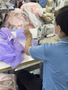 Robe de fête vert émeraude à une épaule, asymétrique, en tulle, style princesse pour filles par Tutupetti, fabriquée au Vietnam, OEM ODM - Product Image 4