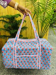 Sac de voyage matelassé élégant et spacieux, léger, en coton doux, pour femmes, idéal pour les vacances, les affaires et le quotidien - Product Image 5