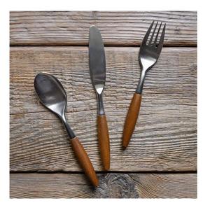 Juego de Cubiertos de Acero Inoxidable Dorado de Lujo de Cuatro Piezas con Mangos Negros, Apto para Lavavajillas y Sostenible para Hoteles y Restaurantes - Product Image 3