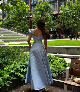 Elegante vestido de noche formal de satén, corte ajustado que realza la figura, estilo columna, largo hasta el suelo con un pronunciado abertura frontal. - Product Image 4