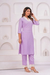 Elegante Conjunto de Kurti y Pantalón de Rayón para Mujer |   Conjunto de Kurta Morado Estampado de Corte Recto - Product Image 3