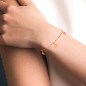 Pulsera de Oro Rosa de 14 Quilates con Colgante de Diamante Triangular para Mujer |   Pulsera Ajustable Delicada y Minimalista |   Joyería de Lujo para el Día a Día - Product Image 4