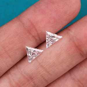 เพชรทรงสามเหลี่ยมเพาะเลี้ยงในห้องปฏิบัติการคู่หนึ่ง น้ำหนัก 0.61 ถึง 1.51 กะรัต ความสะอาดระดับ VVS1 ถึง VS2 รับรองโดย IGI เพชรเม็ดเดี่ยวสำหรับเครื่องประดับหมั้นและงานแต่งงาน - Product Image 4