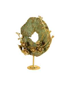 Escultura de Latón Hecha a Mano con Diseño Floral, Forma Circular, Decoración Moderna para Mesa de Oficina u Hogar, Tendencia en Jaffs Exports - Product Image 1