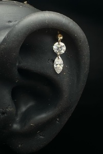 Piercing Helix Contemporáneo de Oro de 10K con Doble Diamante y Colgantes de Corte Marquise y Redondo - Product Image 6