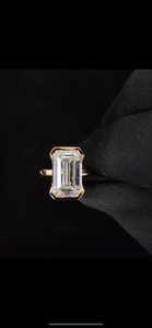 Bague solitaire en diamant taille émeraude scintillant de 3,00 carats, cultivé en laboratoire, en or jaune 14 carats, cadeau de fiançailles surprise pour votre bien-aimée - Product Image 3