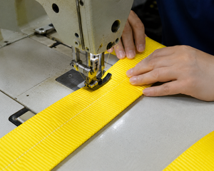 Fournisseur d'équipements de fret, sangle de fixation à cliquet en polyester 75 mm 8000 kg haute résistance pour la manutention de charges lourdes, service OEM - Product Image 3
