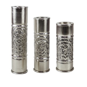 Candelabro de Metal Tallado Vintage con Diseño en Relieve, Estilo Artillero, Plateado Pulido, Contenedor de Lujo para Velas - Product Image 1