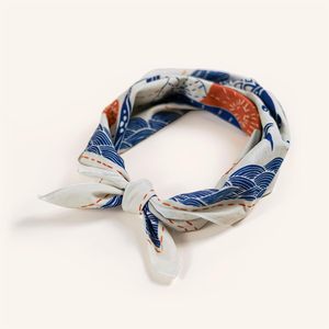 Foulard carré en soie personnalisé pour femme à prix abordable avec logo imprimé et motif animalier pour événements - Product Image 1