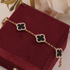 Bracelet chaîne trèfle à quatre feuilles en or très demandé avec onyx noir et pierres CZ, bracelet de luxe avec pendentif trèfle, cadeau pour elle - Product Image 2