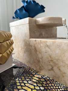 Fontaine d'eau électrique de table en marbre travertin pour la maison et le bureau, avec son cascade relaxant, pour le yoga, le soulagement du stress et la décoration - Product Image 3