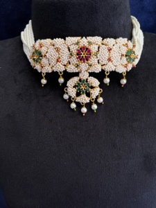 Joyería Étnica India: Conjunto de Gargantilla con Diseño Floral Jaal Puwai Multicolor, Hecho a Mano, Bañado en Oro sobre Latón, para Mujer - Product Image 3