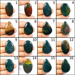 พลอยบลัดสโตนธรรมชาติทรงคาโบชอง รูปทรงผสม ขนาดต่างๆ สีเขียว แดง เหลือง ขัดเงา สำหรับทำเครื่องประดับ - Product Image 1