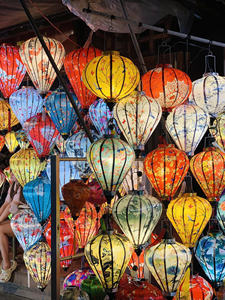 Lanternes en Soie et Bambou Imprimées de Motifs Floraux Colorés en Gros – Lanternes Décoratives d'Extérieur pour la Maison, Style Floral Peint à la Main - Product Image 2