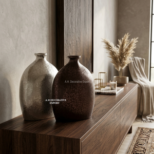 Vase en métal de forme organique moderne, texturé, couleur champagne argenté et bronze, vase bouteille, vase galet minimaliste nordique, décoration de luxe pour la maison - Product Image 2