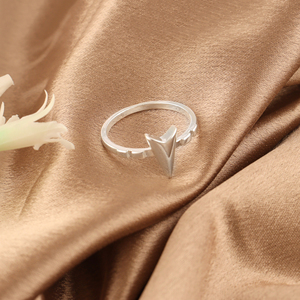 Bijoux élégants pour femmes, plaqué argent 18 carats, laiton, style tendance unique, modèle en forme de flèche, bagues statement, bijoux minimalistes à la mode - Product Image 3