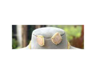 Ensemble de bijoux classiques plaqués or avec pierres blanches, collier et boucles d'oreilles pour femmes, style ethnique, pour mariage ou soirée. - Product Image 2