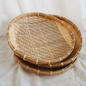 Panier et plateau de service ronds en rotin tressé faits à la main du Vietnam pour la restauration, les restaurants, la maison et la décoration de cuisine - Product Image 1