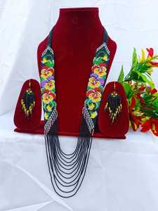 Magnifique ensemble de colliers en perles de verre avec des motifs floraux artistiques pour une utilisation élégante comme accessoires de mode. - Product Image 6