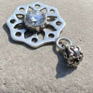 Accessoires vestimentaires de qualité supérieure avec boutons en strass de verre décorés à la main - Bijoux pour femmes en argent sterling à prix imbattable - Product Image 1