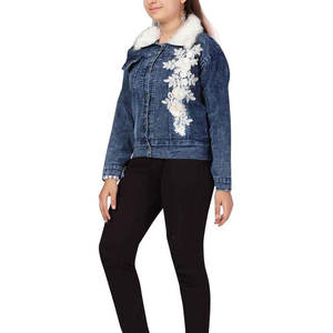 Chaqueta vaquera para mujer con cuello y mangas de piel, estilo desgastado y rotos, la mejor chaqueta vaquera elegante para mujer. - Product Image 3