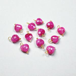 Pendentif en pierre précieuse en forme de cœur, rubis teinté |   Charme en argent sterling 925 plaqué or avec pierre rouge intense - Product Image 2