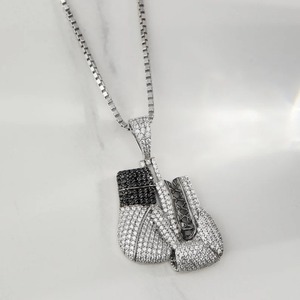 จี้รูปนวมชกมวยประดับเพชรโมอิสซาไนต์สีดำและสีขาวแบบฝังขอบ สำหรับผู้ชาย สไตล์ฮิปฮอปสุดหรู - Product Image 3