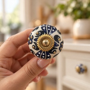 Poignée de tiroir décorative SHUBHAM en céramique, crème, bleu marine, noir, ivoire, or, motif floral, avec vis - Product Image 2
