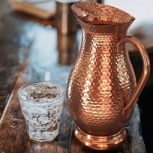 Ensemble de carafes en cuivre pour une solution de cuisine robuste et durable, ensemble de service d'eau en métal avec verres réutilisables et durables. - Product Image 6
