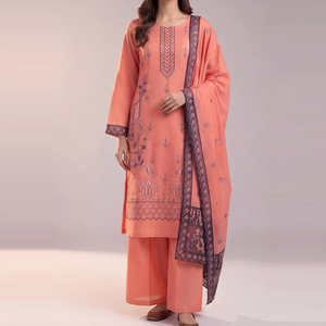 Ensemble Salwar Kameez 3 pièces pour femme, robe ethnique de fête, avec service OEM de couleur personnalisée, costume en tissu lawn brodé et cousu de haute qualité - Product Image 1