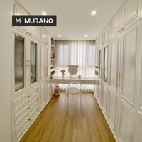 Armoire de chambre de style crème français avec portes et vitrine, penderie avec coiffeuse, dressing