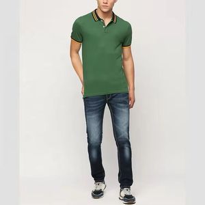 Camiseta de Cuello Alto Verde para Hombre, Manga Corta, con Ribete en Contraste, Logotipo Frontal, Corte Regular, 100% Algodón Tejido, Transpirable, Estilo Casual - Product Image 2